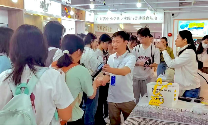 工作人员对图书采集器使用方法进行讲解1.png