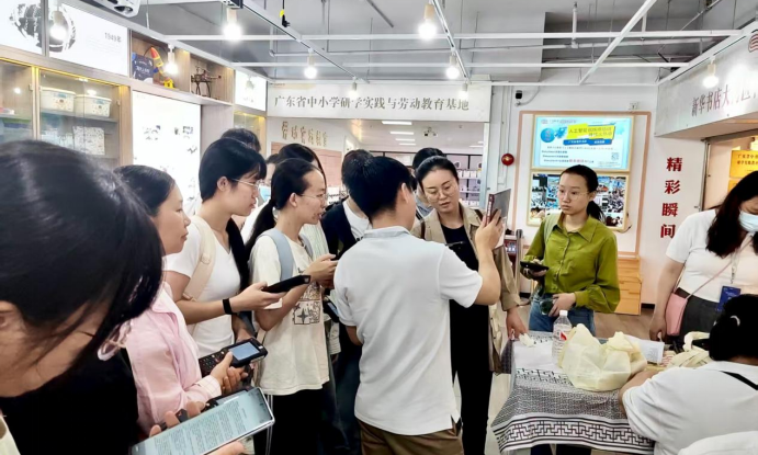 工作人员对图书采集器使用方法进行讲解2.png