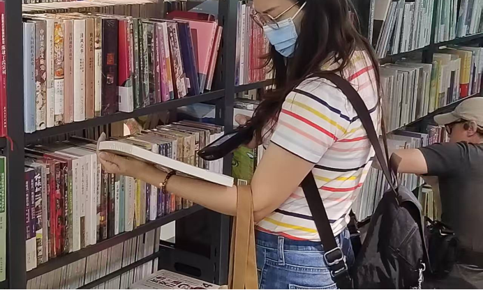 图书馆工作人员选书2.png