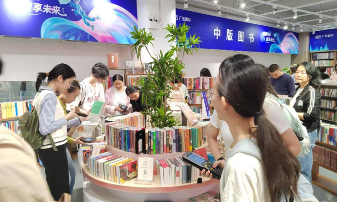 学生现场选书.png