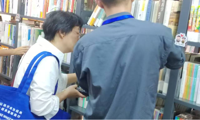 与出版社人员交流.png